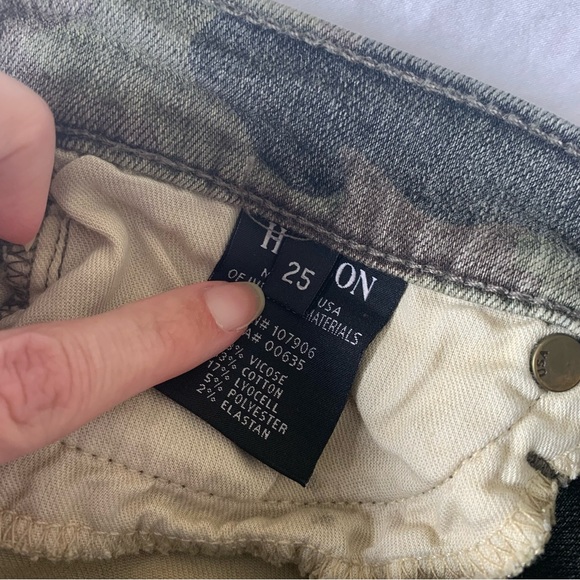 KRISTA SUPER SKINNY CROP in Camo | HUDSON Jeans - Picture 7 of 7